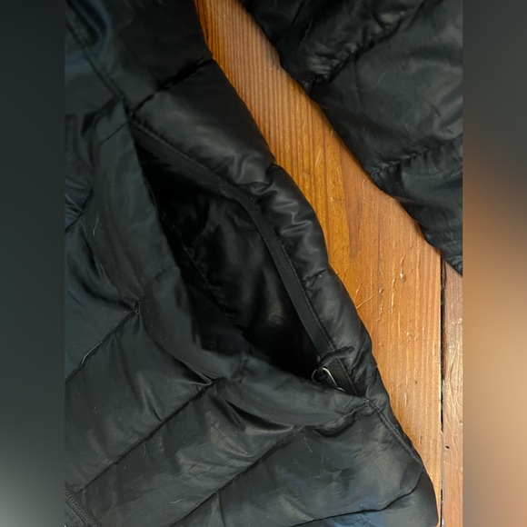 Black down Marmot packable jacket - great for layering or light weather ❄️ ⛷️ - Picture 4 of 8